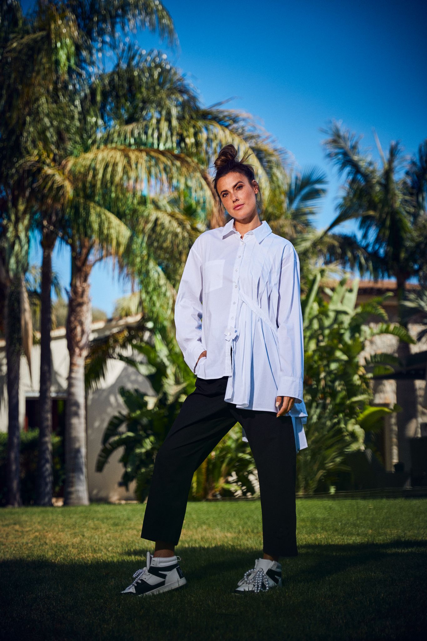 Asymmetrisches Hemd mit Falten und Riemendetails – Weiß Bluse
