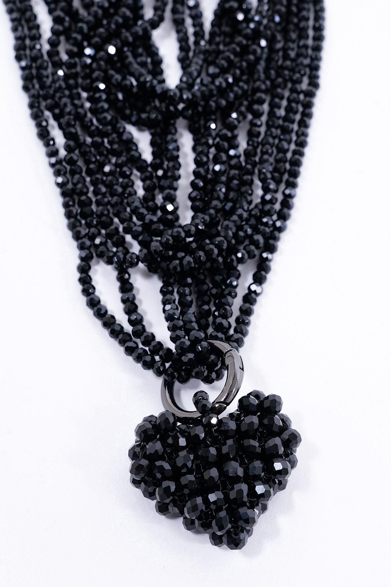 Elegante schwarze Multistrang Perlenkette mit funkelndem Herzanhänger. Perfekt für Statement-Looks und besondere Anlässe.