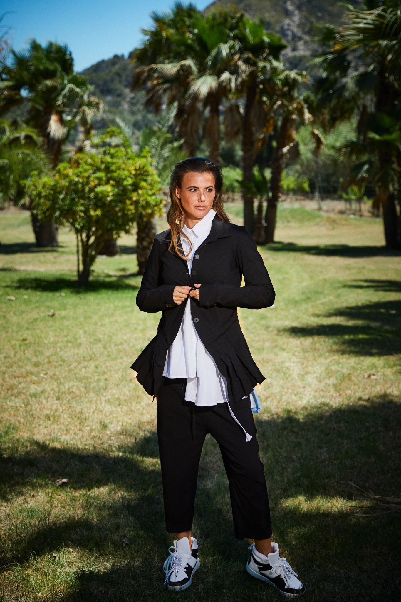Taillierter Blazer mit Reverskragen und Falten-Saum – Schwarz