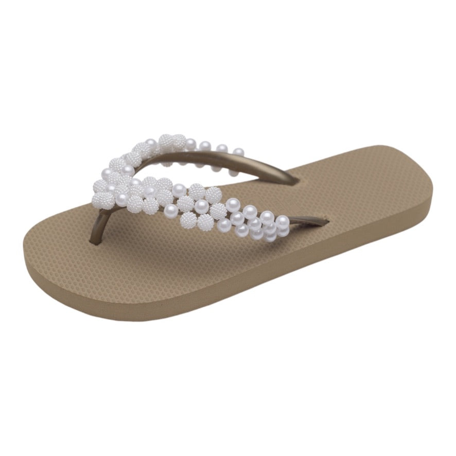 Elegante Chanclas mit handverzierten weißen Perlen – perfekt für Strand, Hochzeit oder sommerliche Outfits.