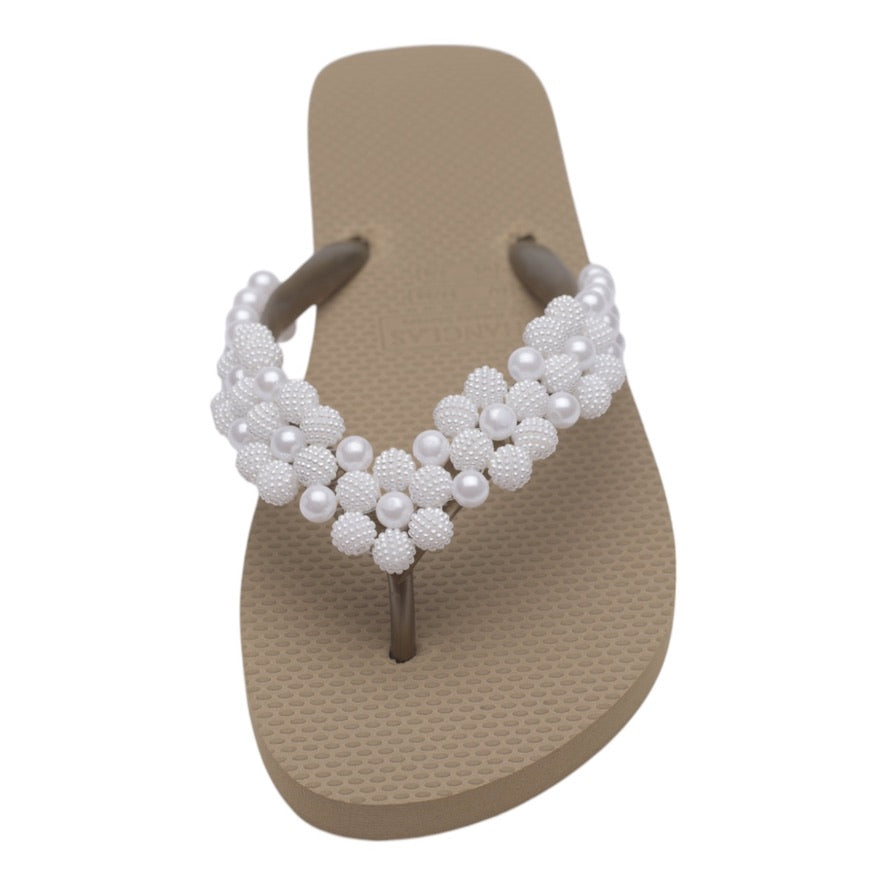 Elegante Chanclas mit handverzierten weißen Perlen – perfekt für Strand, Hochzeit oder sommerliche Outfits.