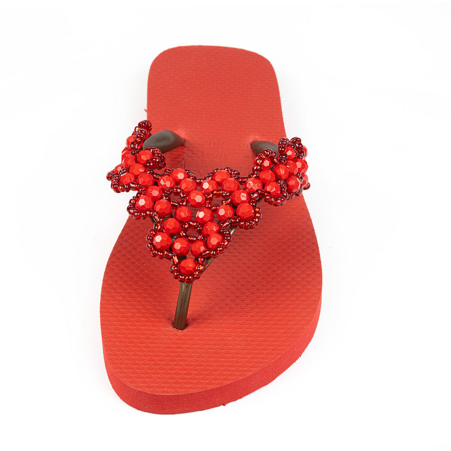 Stylische Chanclas mit handverzierten pinken Perlen – perfekt für Sommer, Strand und feminine Looks.