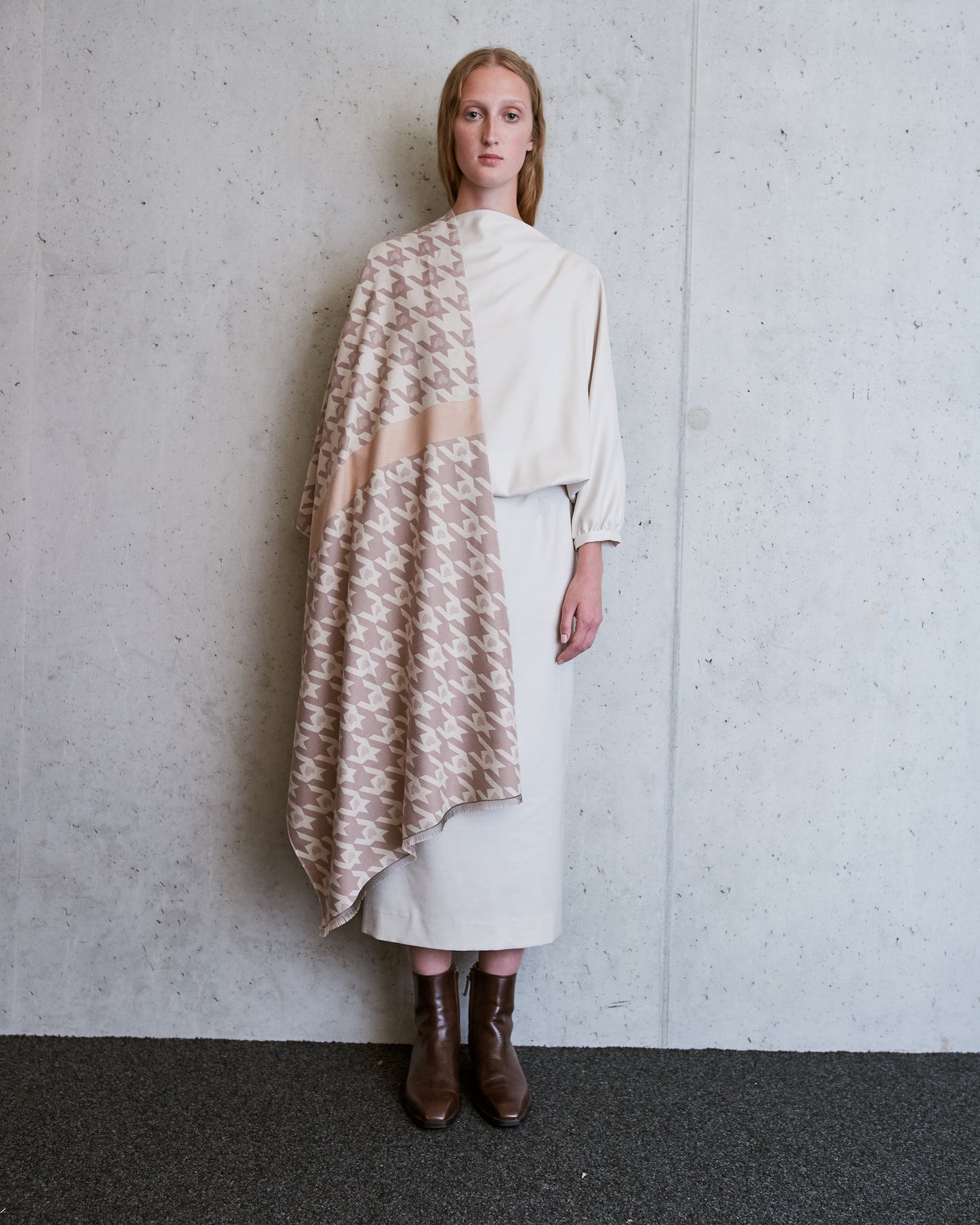 Schal mit Hahnentritt- und Herzmuster – Beige/Rosé