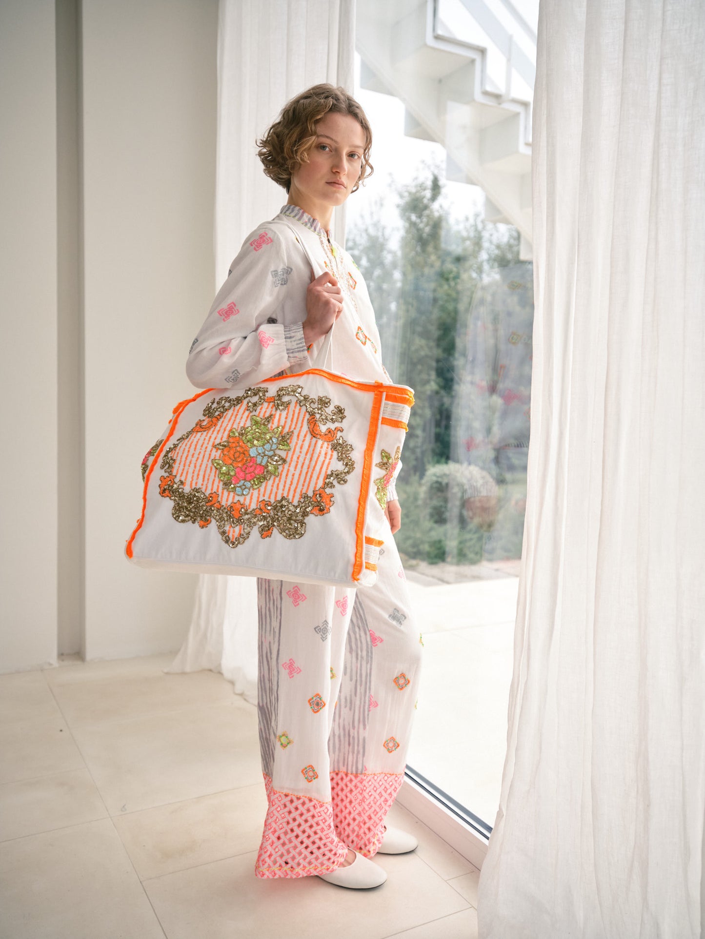 Weiße Canvas Tote Bag mit floraler Paillettenstickerei und neonorangen Details – Beach Shopper - Taschen
