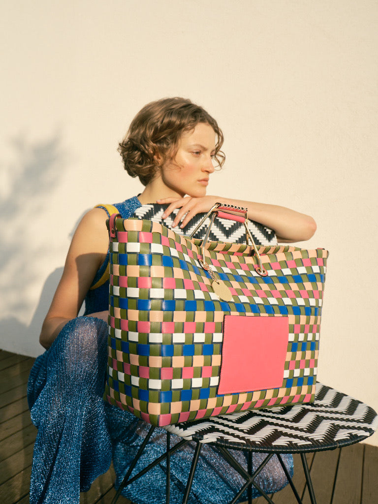 Große bunte Shopper-Tasche im Flecht-Design mit pinkem Frontfach - Taschen