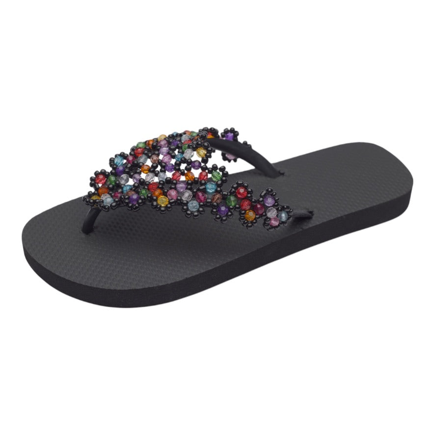 Bequeme Chanclas mit handverzierten bunten Perlen – perfekt für Strand, Sommer und entspannte Outfits.