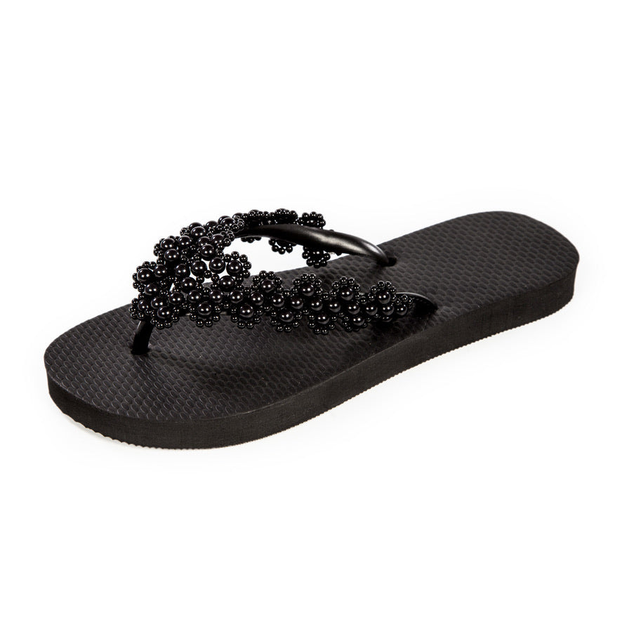 Stylische Chanclas mit handverzierten pinken Perlen – perfekt für Sommer, Strand und feminine Looks.