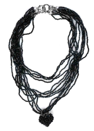 Elegante schwarze Multistrang Perlenkette mit funkelndem Herzanhänger. Perfekt für Statement-Looks und besondere Anlässe.