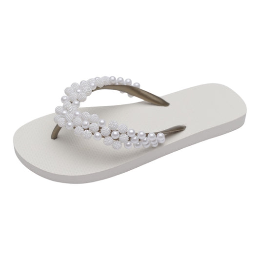 Elegante Chanclas mit handverzierten weißen Perlen – perfekt für Strand, Hochzeit oder sommerliche Outfits.