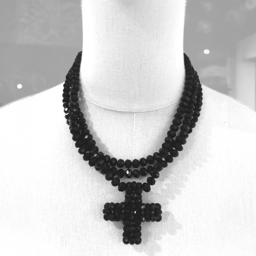 Elegante schwarze doppelreihige Perlenkette mit funkelndem Kreuzanhänger – für einen ausdrucksstarken und stilvollen Look.