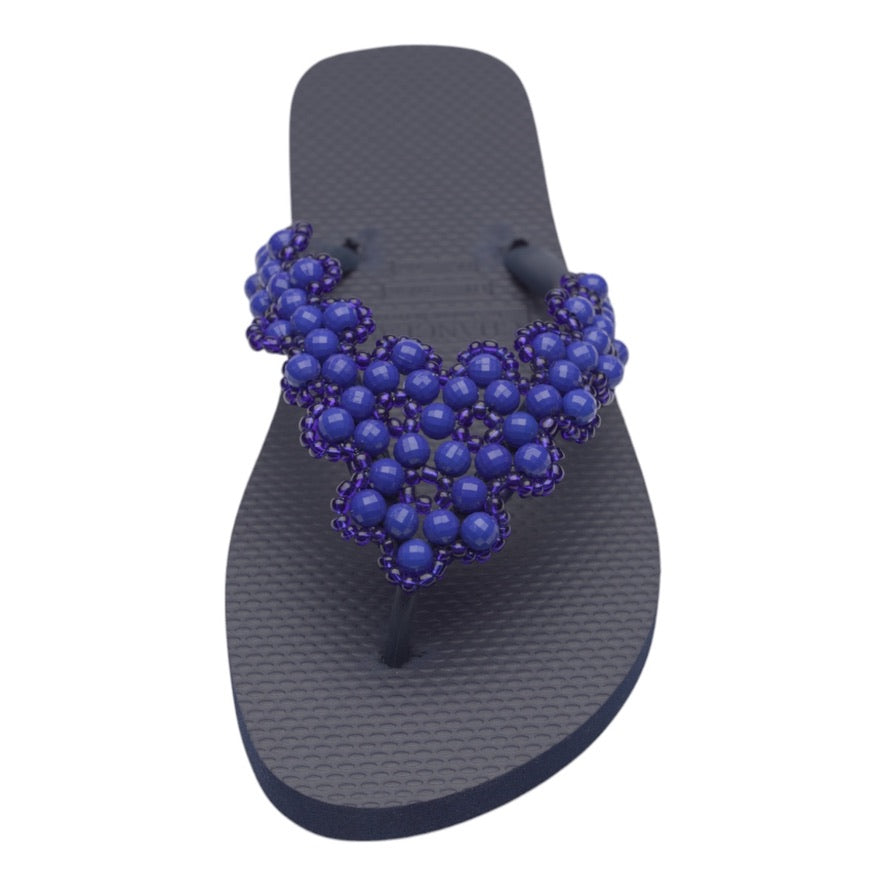 Stylische Chanclas mit handverzierten pinken Perlen – perfekt für Sommer, Strand und feminine Looks.