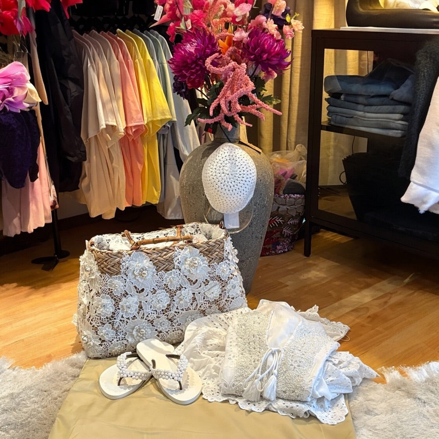 Elegante Korbtasche mit Spitzenapplikation und Perlen - Taschen