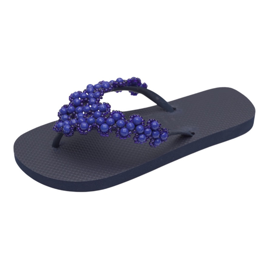 Stylische Chanclas mit handverzierten pinken Perlen – perfekt für Sommer, Strand und feminine Looks.
