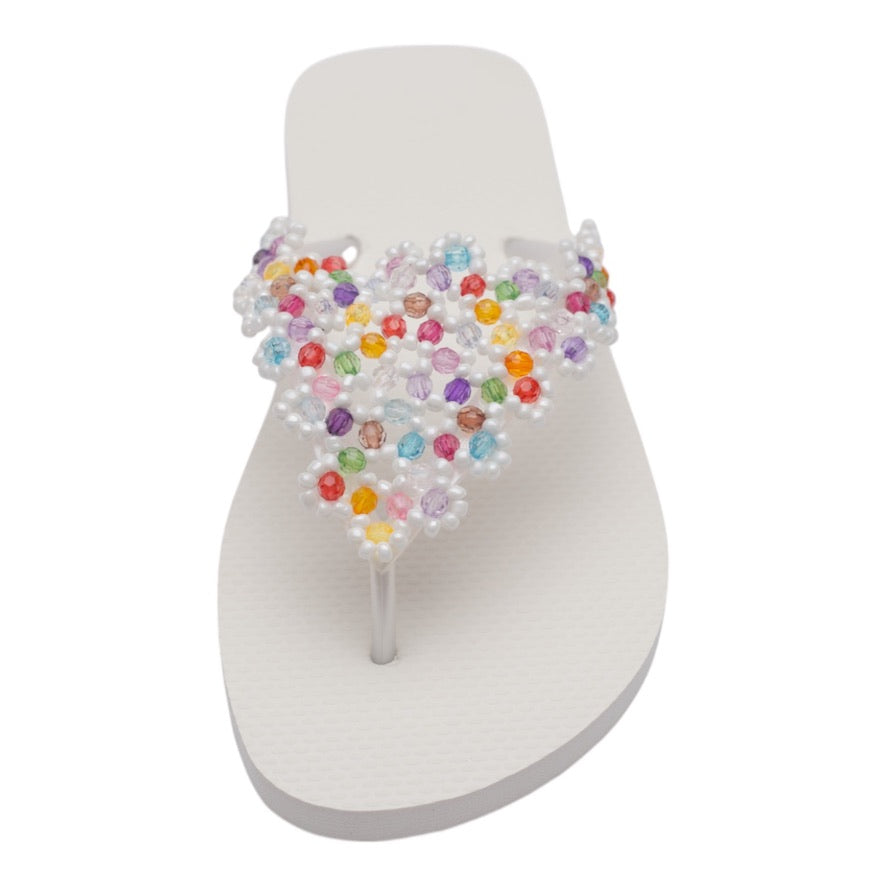 Bequeme Chanclas mit handverzierten bunten Perlen – perfekt für Strand, Sommer und entspannte Outfits.