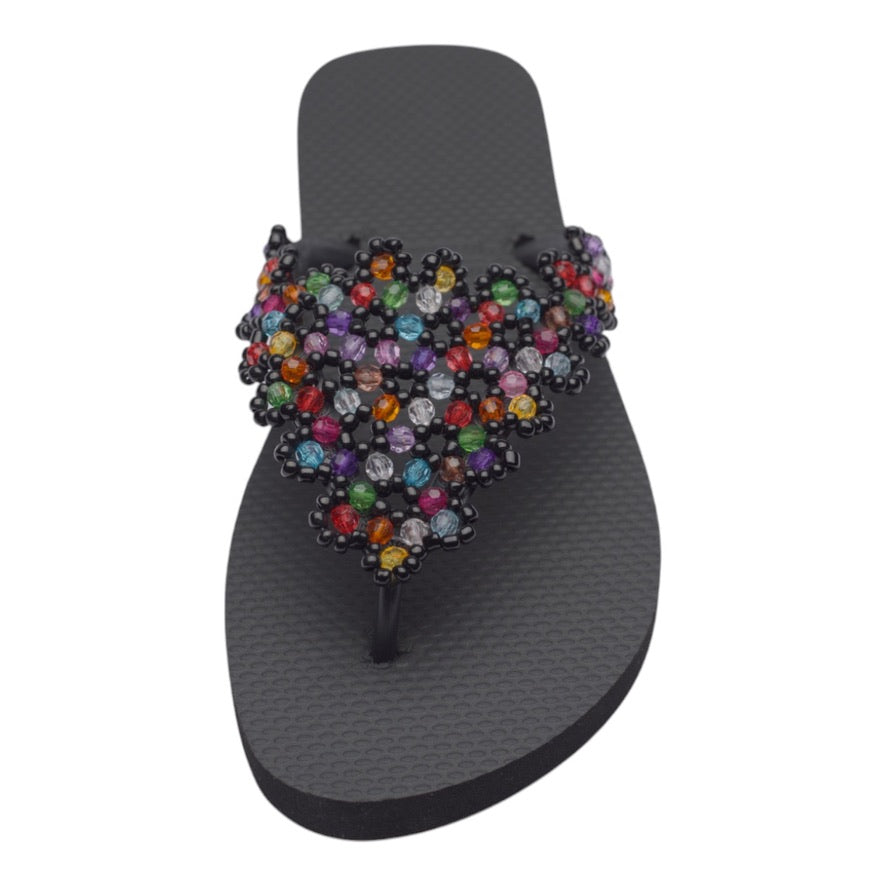 Bequeme Chanclas mit handverzierten bunten Perlen – perfekt für Strand, Sommer und entspannte Outfits.