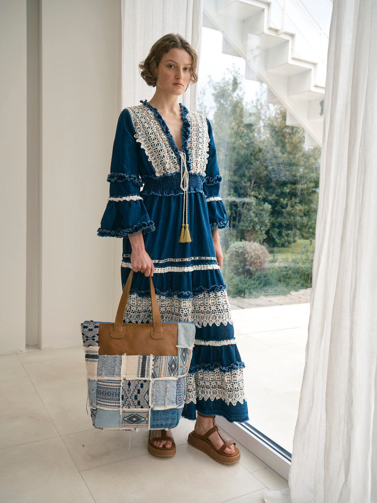 Maxikleid im Denim-Look mit Spitzenapplikationen und Volants - Kleid