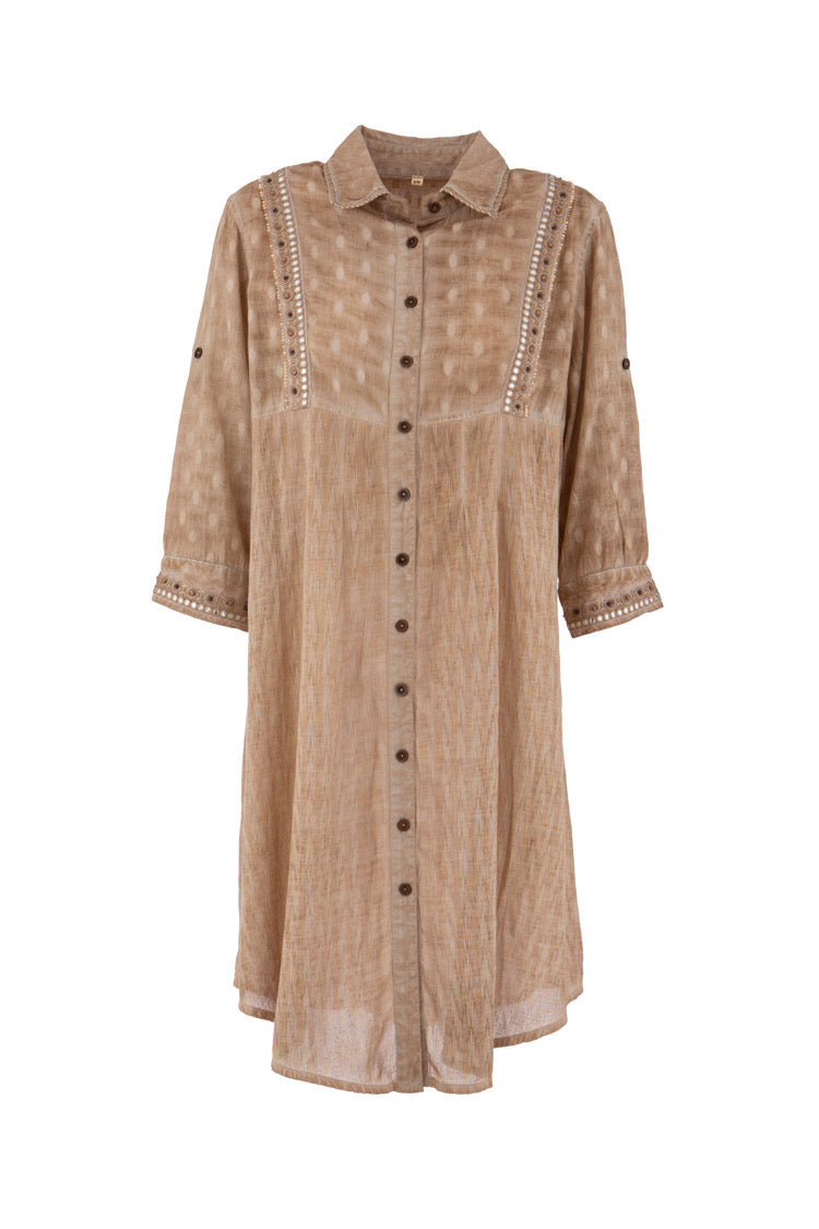 Beiges Hemdblusenkleid mit Zierperlen und 3/4-Ärmeln