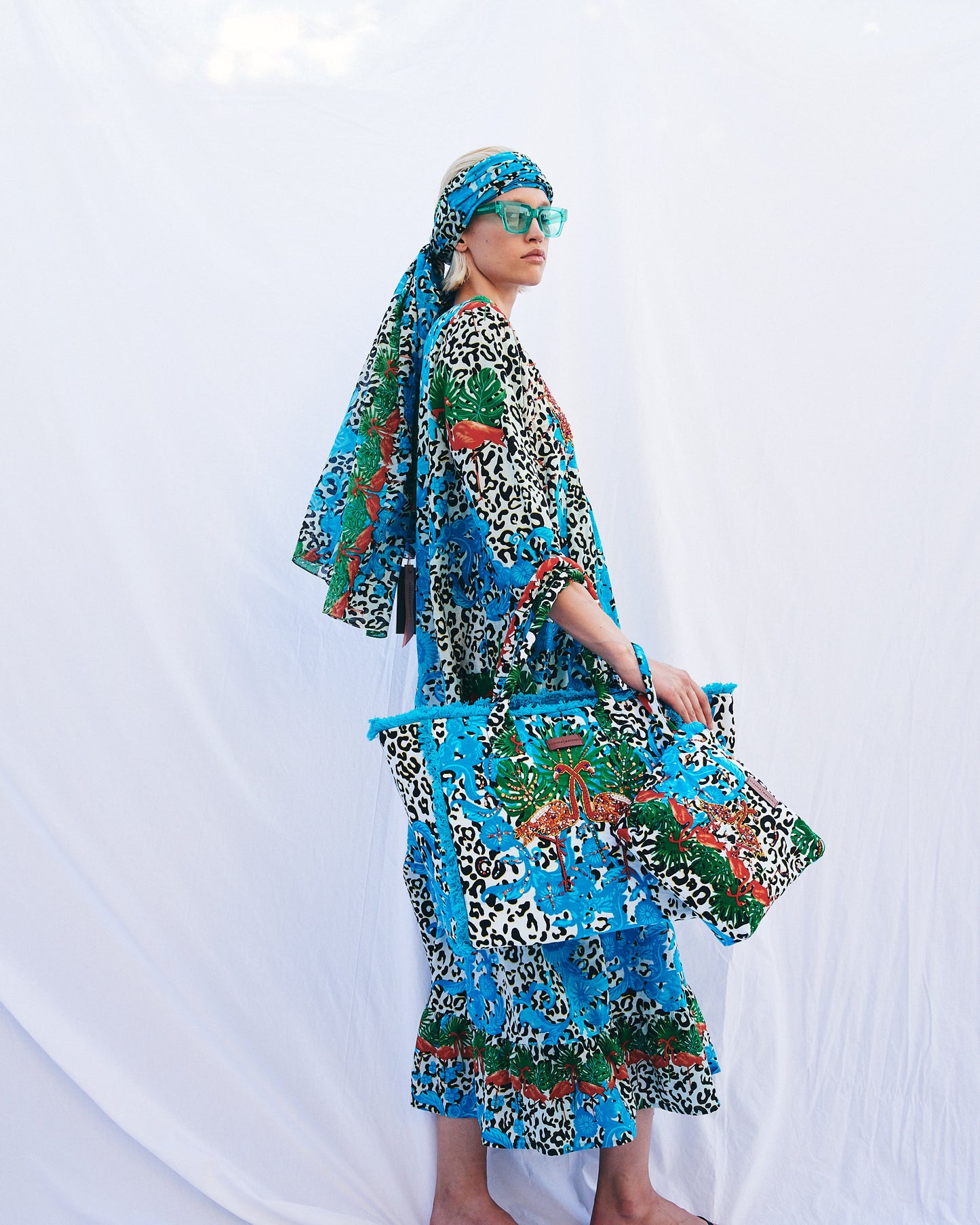 Maxikleid mit tropischem Print und Animal-Details in Türkis - Kleid