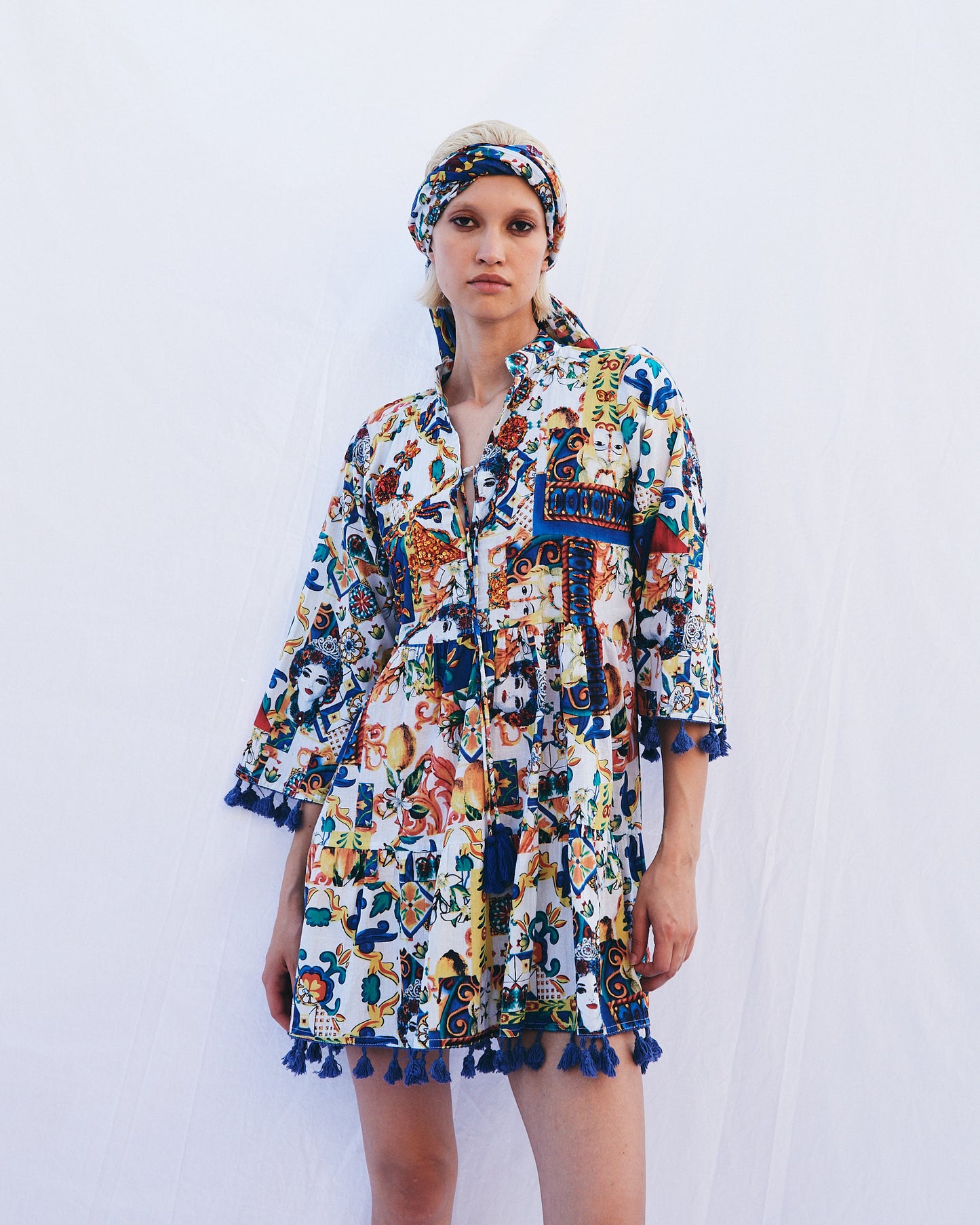 Kurzes Boho-Kleid mit buntem Italien-Print und blauen Quasten - Kleid