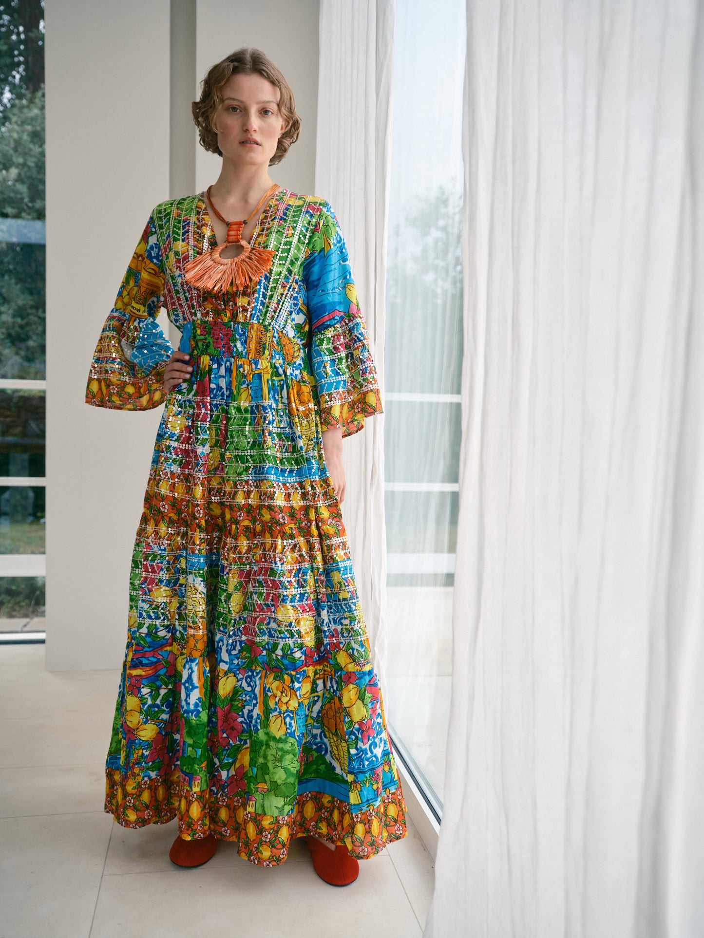 Maxikleid mit buntem Sizilien-Print und blauen Quasten im Boho-Stil - Kleid