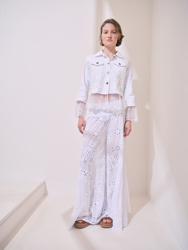 Weiße Boho-Jeansjacke mit Perlenstickerei und Spitzenvolants