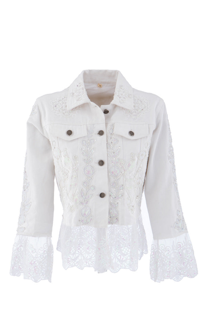 Weiße Boho-Jeansjacke mit Perlenstickerei und Spitzenvolants
