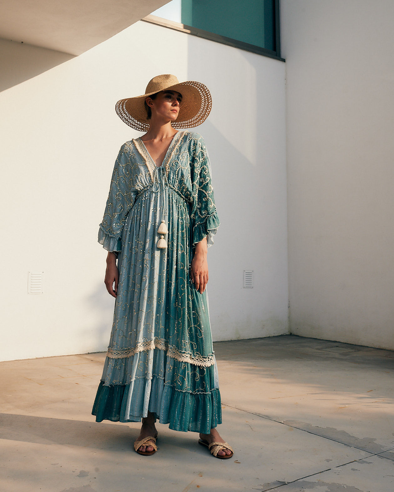 Maxikleid in Petrol mit goldenen Pailletten und Häkelspitze - Kleid