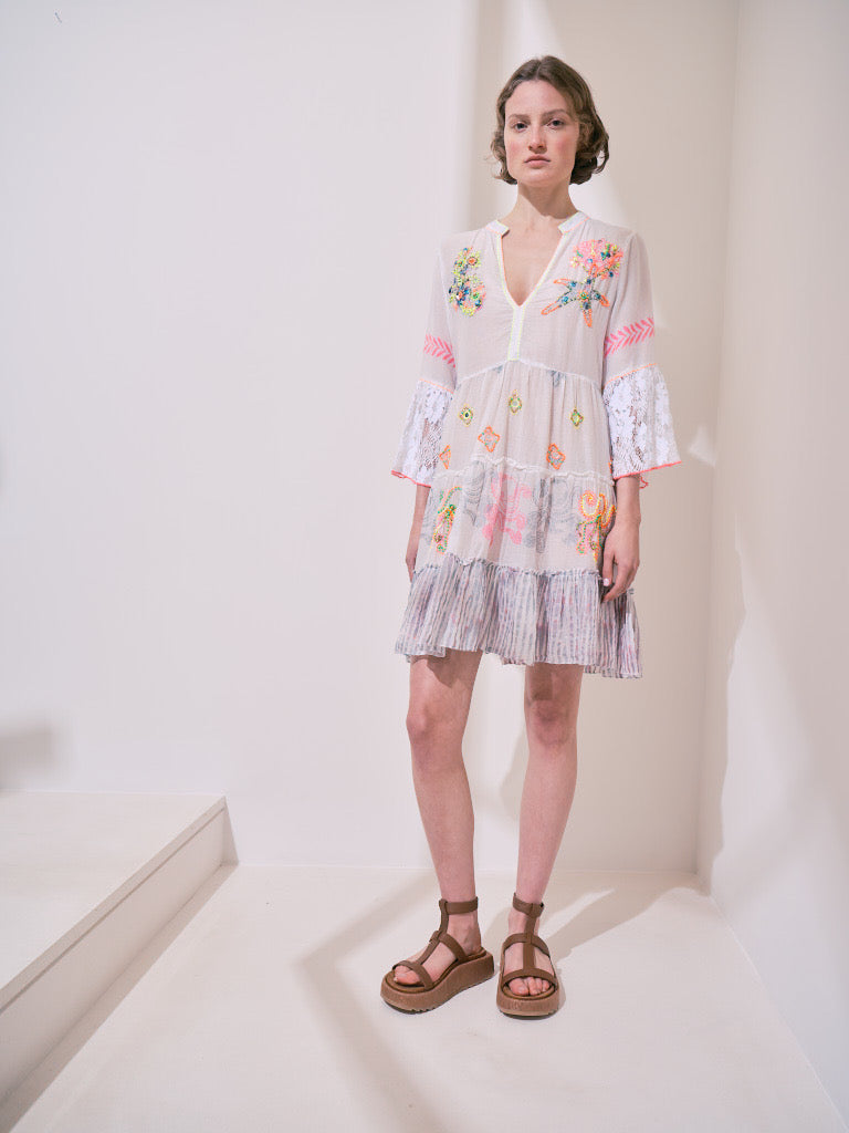 Kurzes Tunika-Kleid mit Stickereien und Spitze in Weiß - Kleid