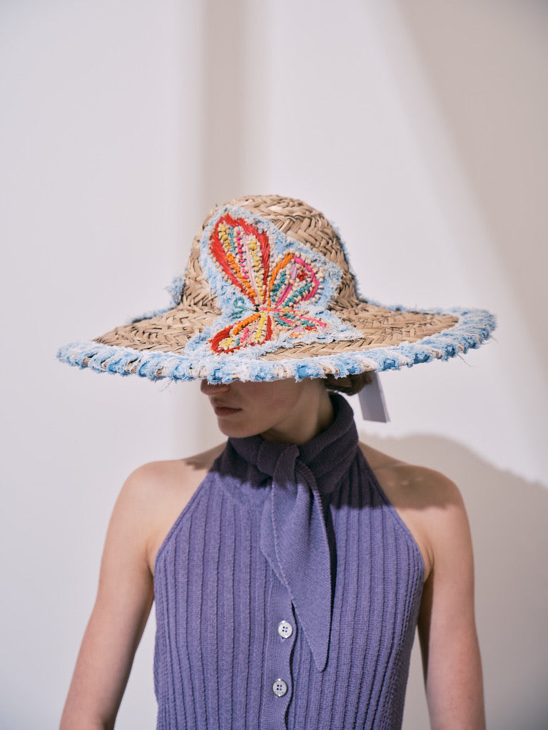 Sommerlicher Strohhut mit bunten Schmetterlingsstickereien und Fransenrand