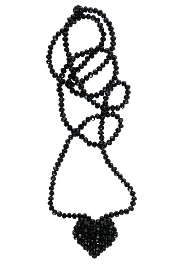 Lange schwarze Perlenkette mit markantem Herzanhänger. Eyecatcher für lässige, romantische oder avantgardistische Looks.